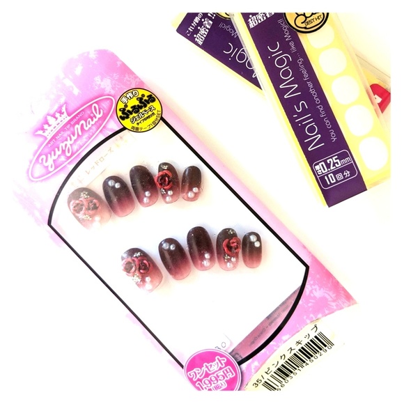 Free with purchase! Red nail chips + adhesives - Picture 1 of 3